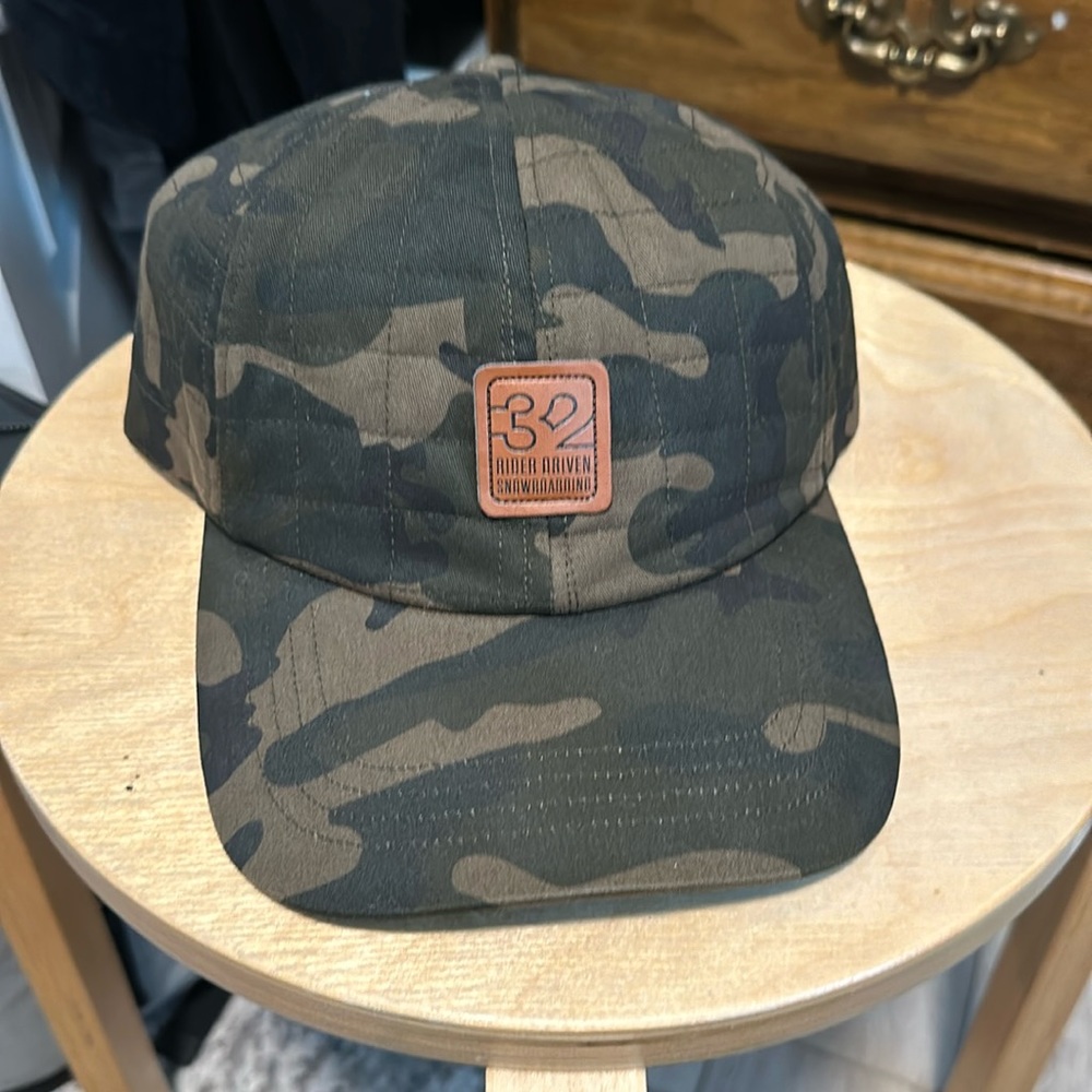 32 snowboarding Hat New